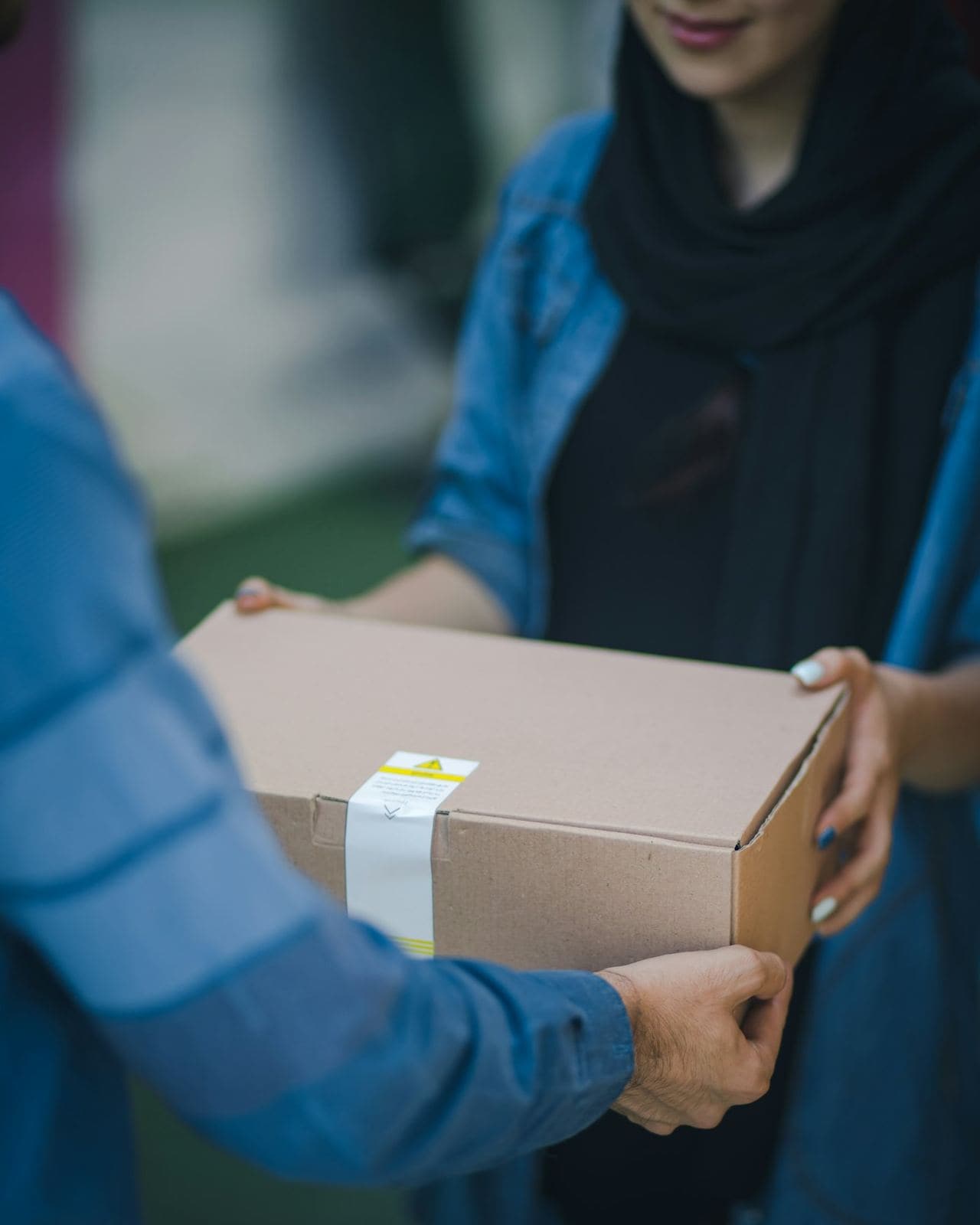 Een pakket wordt persoonlijk overhandigd aan de ontvanger
